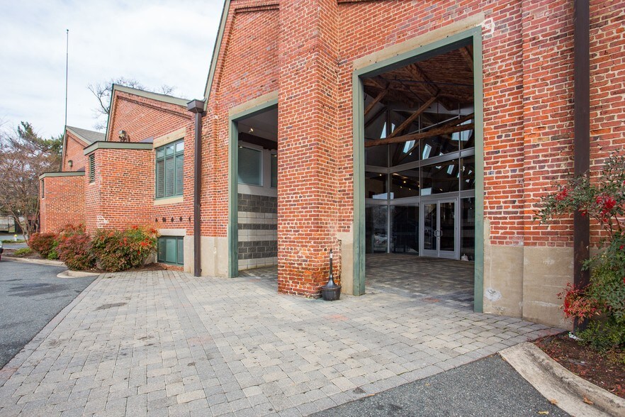 More Photos Of 725 Jackson St, Fredericksburg Office For Lease
