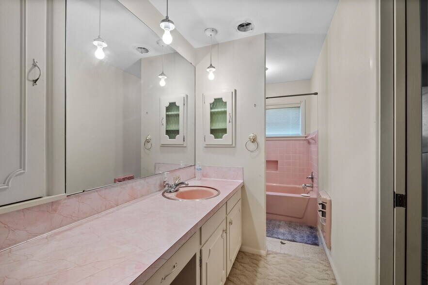 More Photos Of 1400 Locust st, Stilwell Office Residential For Sale