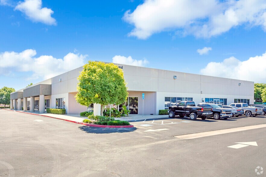 Primary Photo Of 2695 N Fowler Ave, Fresno Flex For Lease