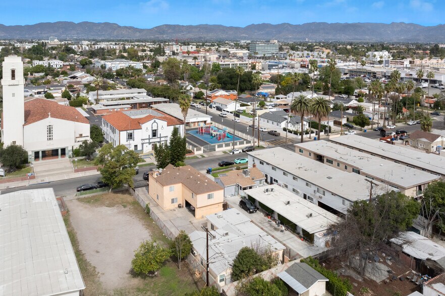 More Photos Of 14646 Kittridge St, Van Nuys Apartments For Sale