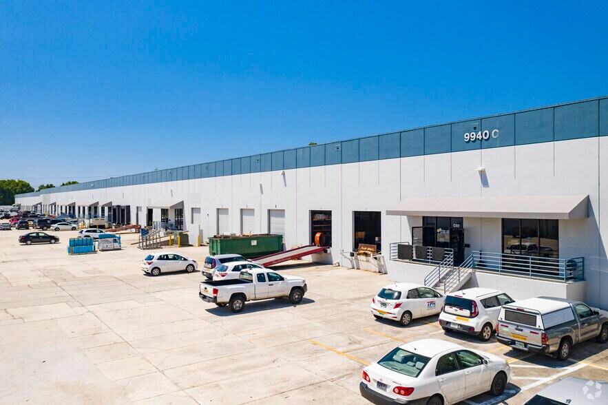 More Photos Of 9940 Currie Davis Dr, Tampa Warehouse For Lease