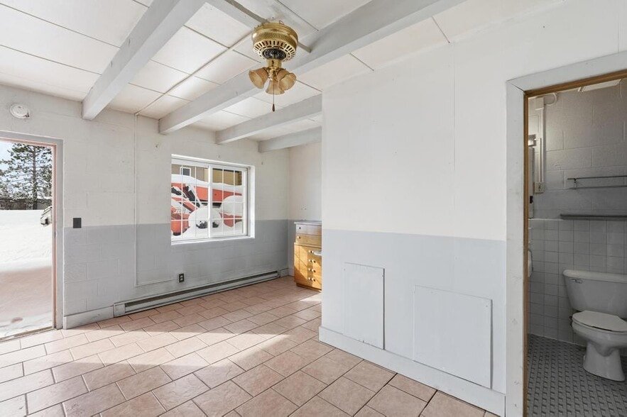 More Photos Of 1712 Ashmun St, Sault Sainte Marie Hotel For Sale