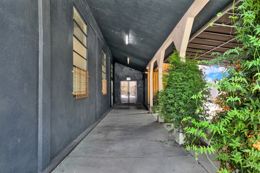 More Photos Of 435 S Boyle Ave, Los Angeles Office Residential For Sale