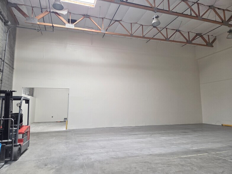 More Photos Of 1929 W Lone Cactus Dr, Phoenix Light Distribution For Sale