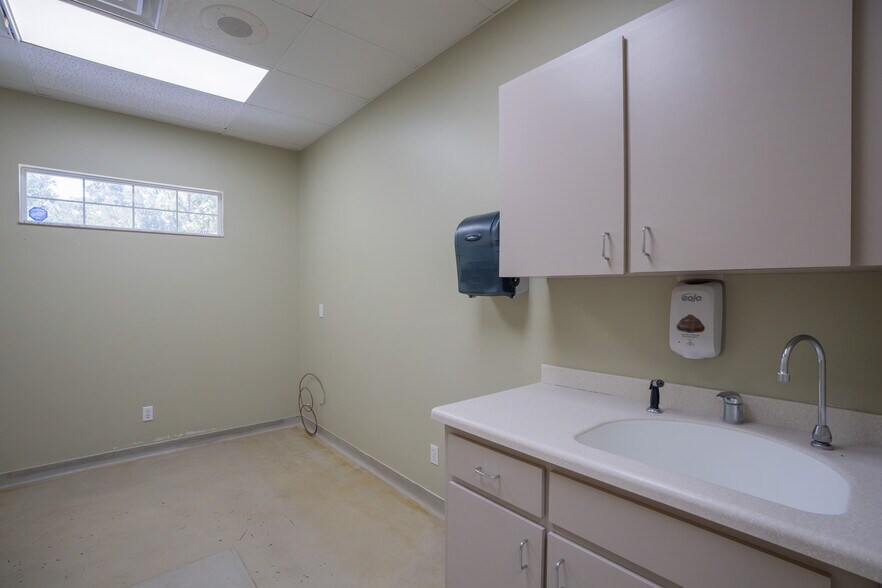 More Photos Of 3628 N Lecanto Hwy, Beverly Hills Veterinarian Kennel For Sale