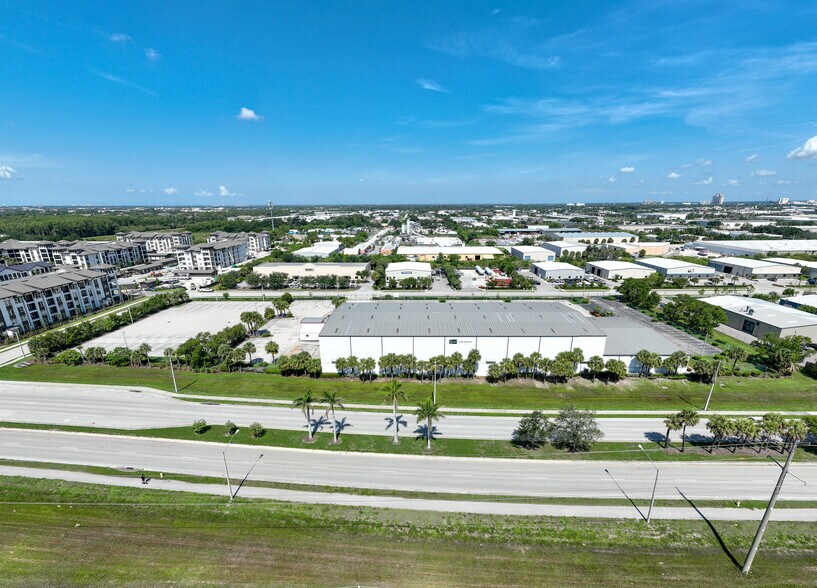 More Photos Of 3843 Ironbridge Blvd, Fort Myers Distribution For Lease