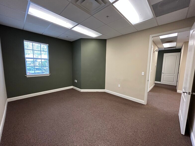 More Photos Of 5601-5605 Marquesas Cir, Sarasota Office For Lease