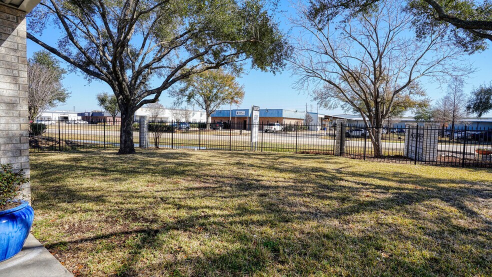 More Photos Of 5335 Brystone Dr, Houston Flex For Lease