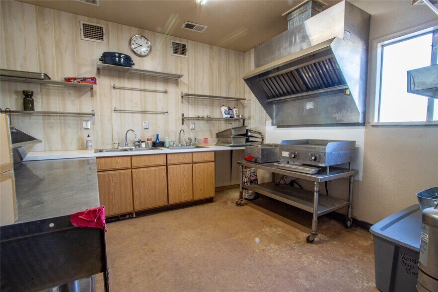 More Photos Of 7206 S FM 51, Boyd Veterinarian Kennel For Sale