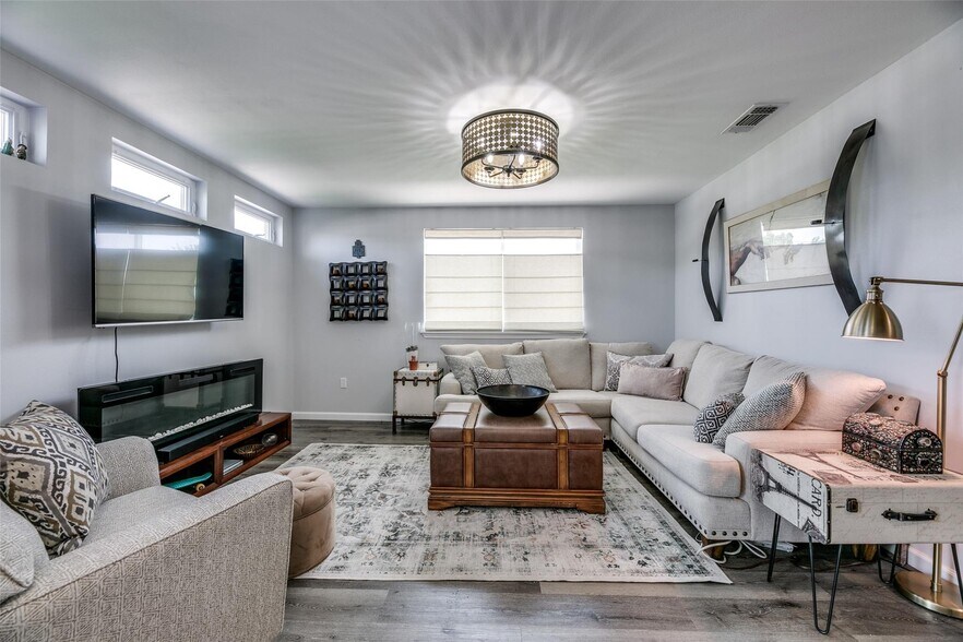 More Photos Of 407 E Broad St, Forney Office Residential For Sale