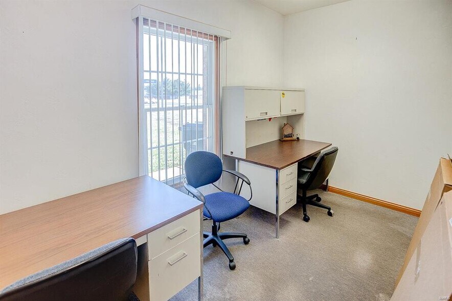 More Photos Of 824 N Market St, Waterloo Medical For Sale
