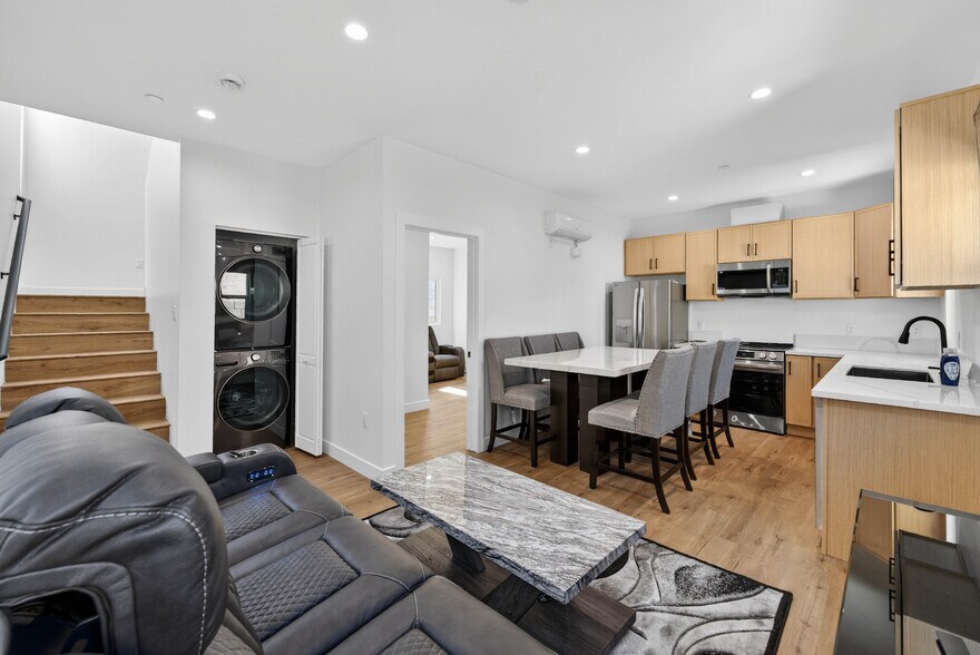 More Photos Of 678 E 45th St, Los Angeles Multifamily For Sale