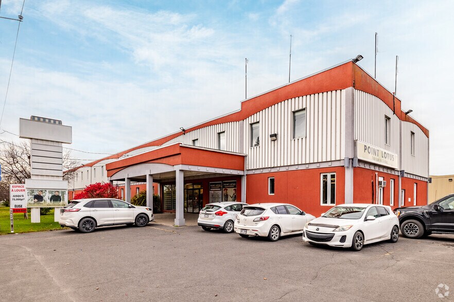 Primary Photo Of 126 Rue Jacques-Cartier N, St-Jean Storefront For Sale