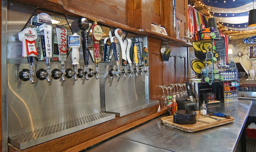 More Photos Of 124 N Austin St, Comanche Bar For Sale