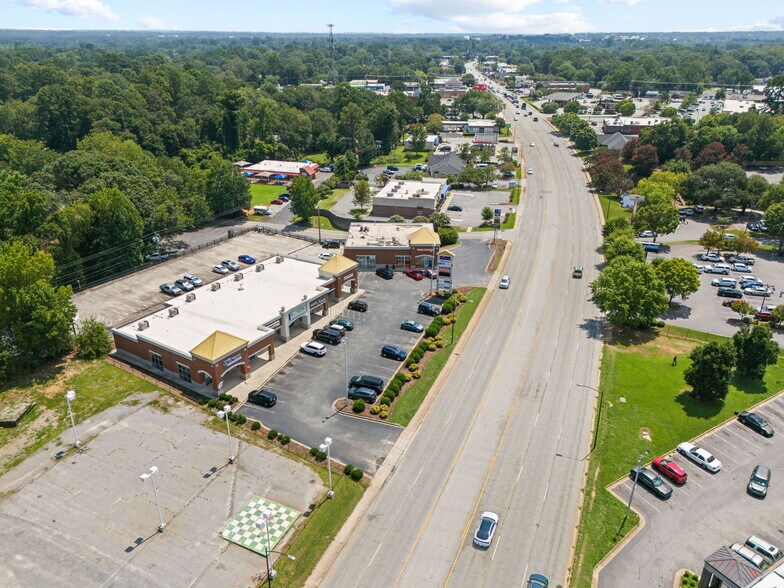More Photos Of 3016 N Main St, Anderson Storefront Retail Office For Lease
