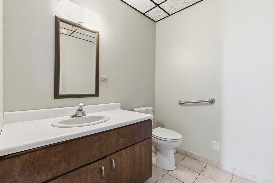 More Photos Of 1331 N Stewart Ave, Springfield Medical For Sale