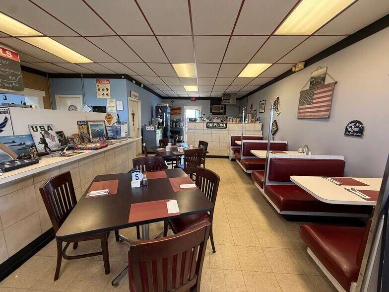 More Photos Of 2026 Lockport Rd, Niagara Falls Restaurant For Lease