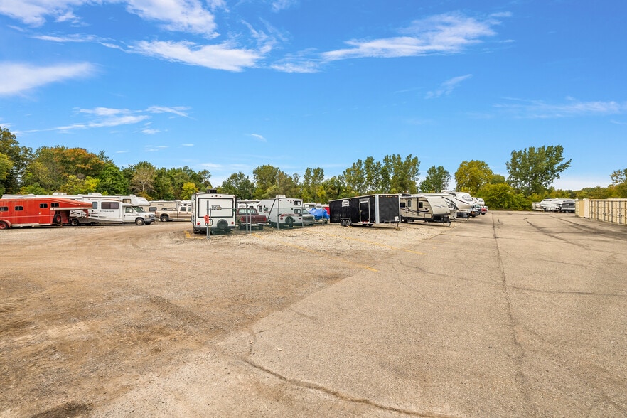 More Photos Of 59120 Oasis Center Dr, South Lyon Self Storage For Sale