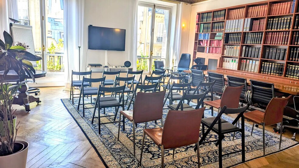 More Photos Of 90 Rue D'Amsterdam, Paris Office For Sale