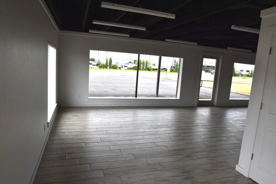 More Photos Of 1811 E Broadway St, Altus Service For Lease