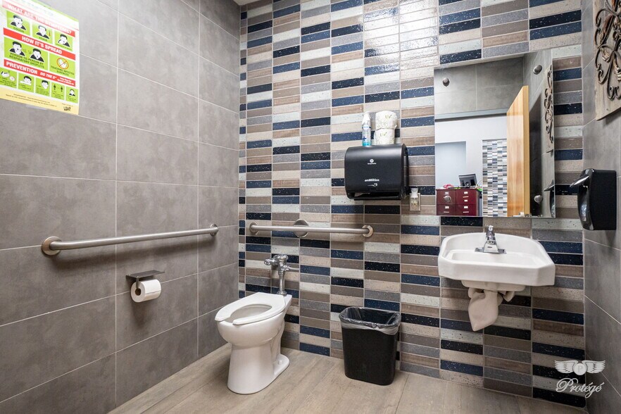 More Photos Of 700 N Copia St, El Paso Office For Sale