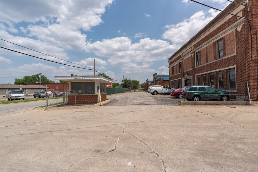 More Photos Of 1100 E Bell St, Bloomington Manufacturing For Lease