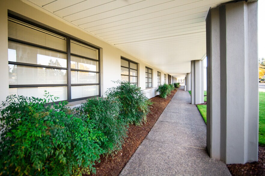 More Photos Of 6433 SE Lake Rd, Portland Office For Sale