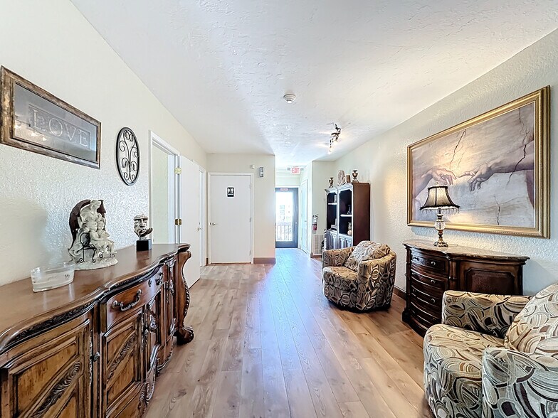 More Photos Of 1007 Manatee Ave, Bradenton Storefront Retail Office For Sale