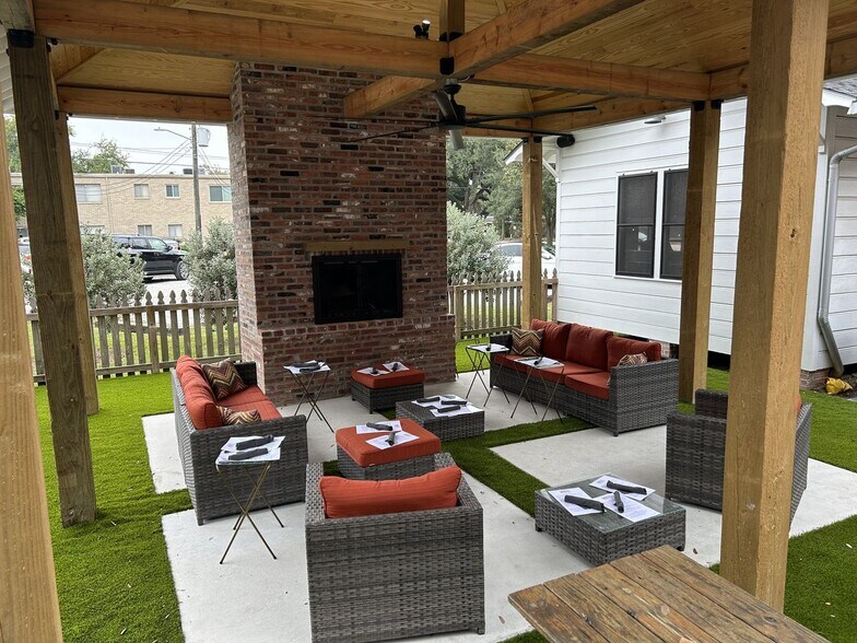 More Photos Of 117 S College Rd, Lafayette Restaurant For Lease