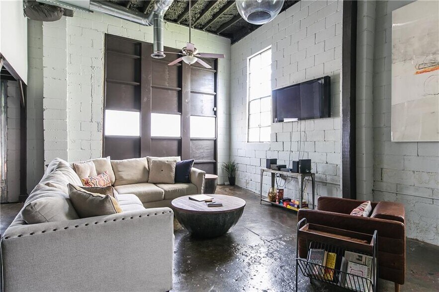 More Photos Of 670 SE Terry St, Atlanta Storefront Retail Office For Sale