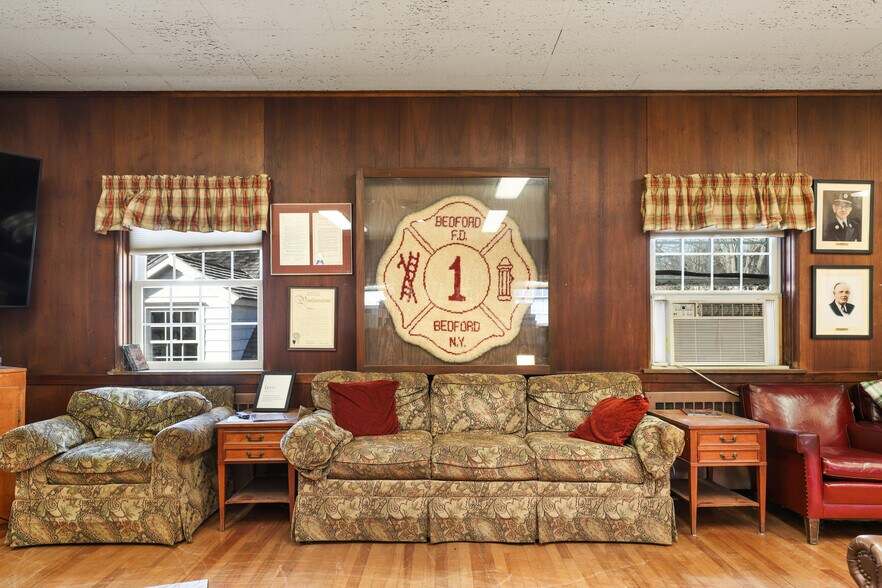 More Photos Of 34 Village Grn, Bedford Specialty For Sale