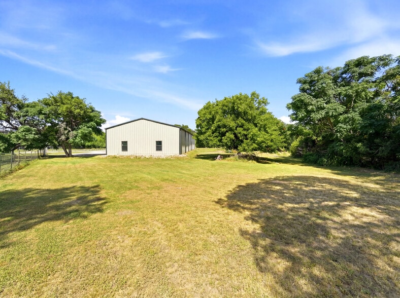 More Photos Of 117 Business Dr W, Kerrville Warehouse For Sale