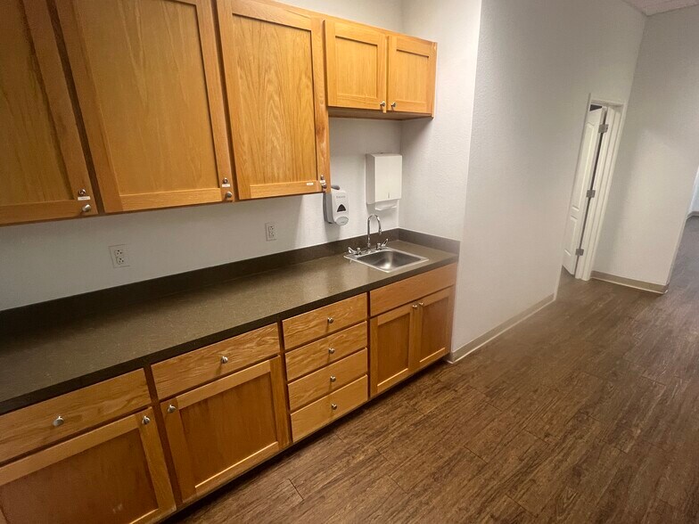 More Photos Of 3202 S W S Young Dr, Killeen Medical For Lease
