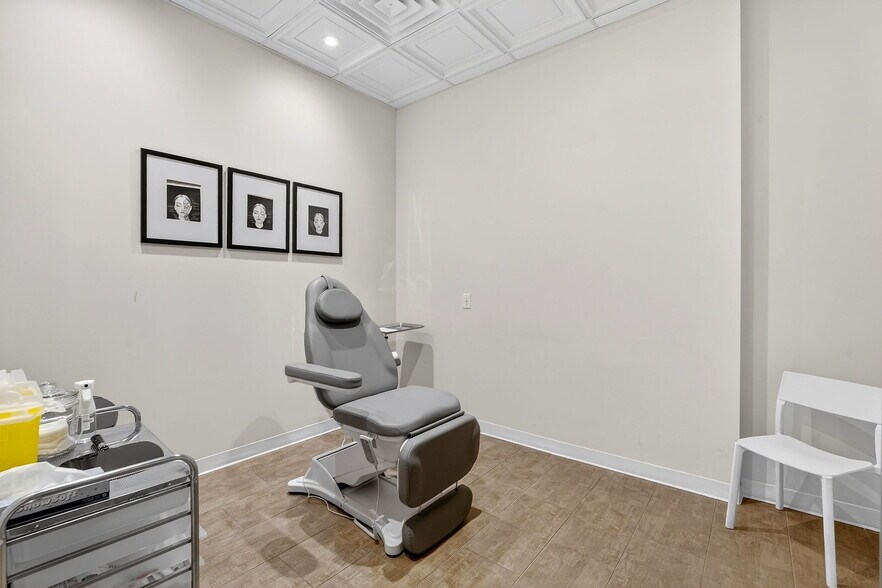 More Photos Of 3075 Hospital Gate, Oakville Medical For Lease