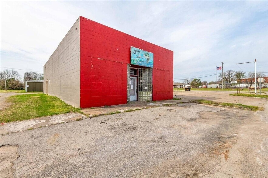 More Photos Of 312 E Cherokee Ave, Nowata Freestanding For Sale