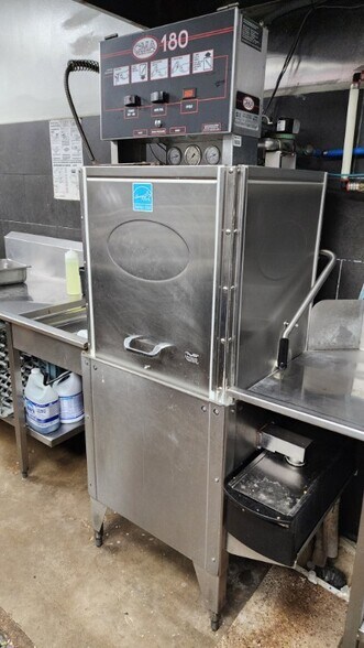 More Photos Of 802 S Main St, Belton General Retail For Sale