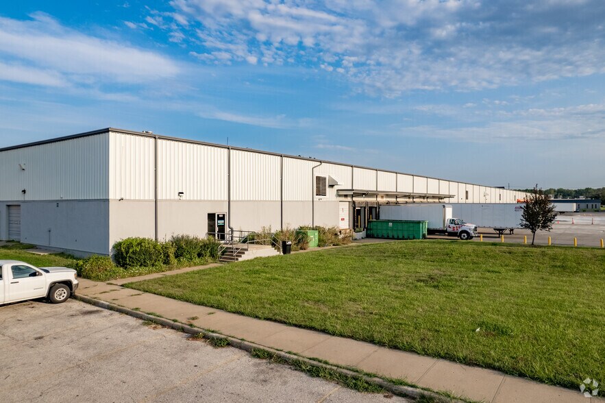 More Photos Of 1650-1690 N Topping Ave, Kansas City Warehouse For Lease