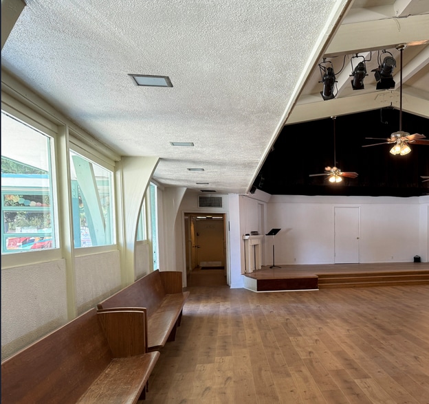 More Photos Of 21338 Dumetz Rd, Woodland Hills Religious Facility For Lease