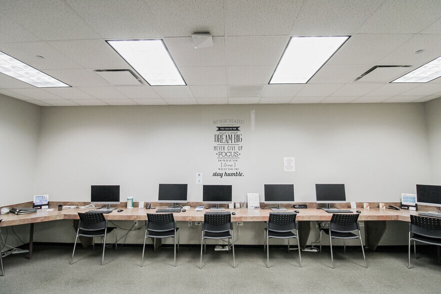 More Photos Of 6400 N Northwest Hwy, Chicago Apartments For Lease