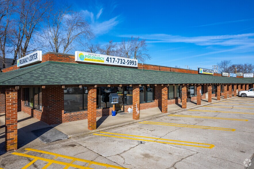 Primary Photo Of 201 US Highway 60 W, Republic General Retail For Lease