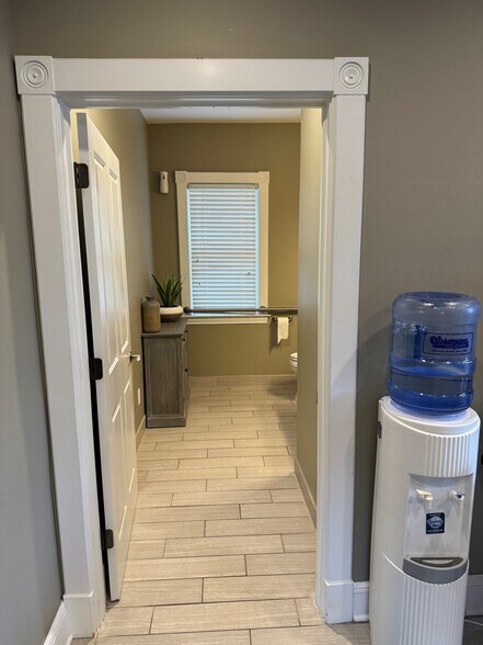 More Photos Of 640 W University Dr, Rochester Office Residential For Lease