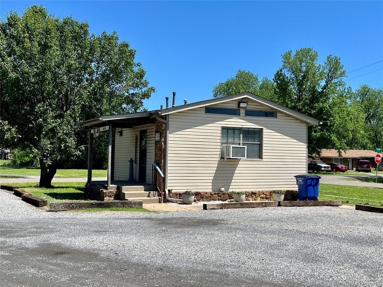 More Photos Of 1401 S McQuarrie Ave, Wagoner Storefront Retail Office For Sale