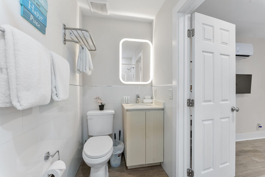 More Photos Of 3020-3024 Seville St, Fort Lauderdale Hotel For Sale