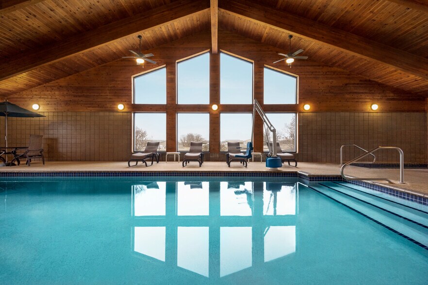 More Photos Of 777 Highway 10 E, Detroit Lakes Hotel For Sale