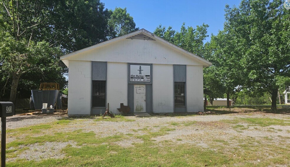 More Photos Of 223 W 2nd St, Bonham Industrial For Sale