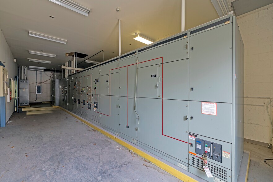 More Photos Of 760 Washington Ave, Carlstadt Light Distribution For Lease