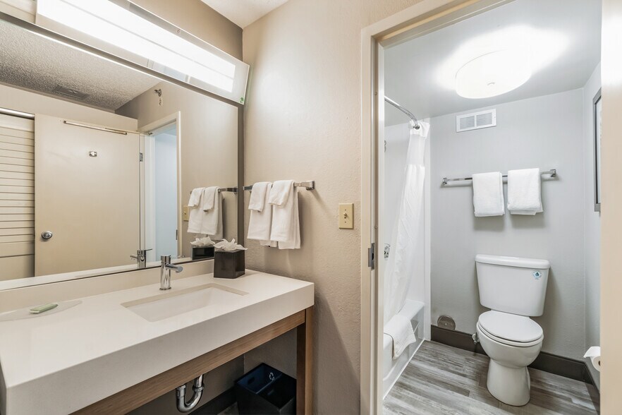 More Photos Of 1917 Coliseum Dr, Hampton Hotel For Sale