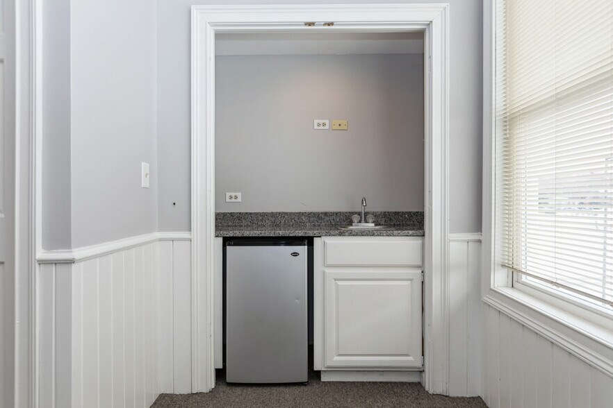 More Photos Of 509 W Old Northwest Highway, Barrington Office Residential For Lease