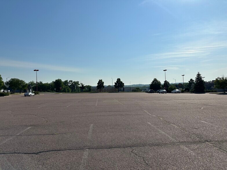 More Photos Of 1914 S Broadway St, New Ulm General Retail For Sale