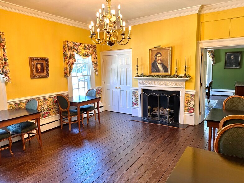 More Photos Of 615 College St, Clinton Hotel For Sale